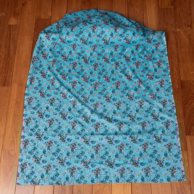 【3個セット】〔1m単位切り売り〕伝統息づく南インドから　昔ながらの更紗模様布〔約105cm〕水色系 3 - 全体を広げてみたところです。1mの長さごとにご購入いただけます。