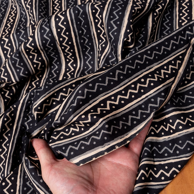 【3個セット】〔1m単位切り売り〕伝統息づく南インドから　昔ながらの更紗模様布〔約108cm〕ブラック系 7 - 生地の拡大写真です