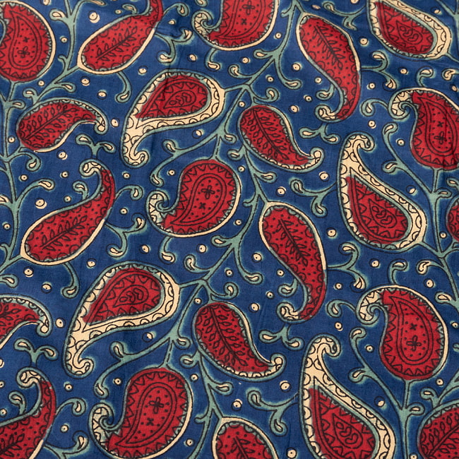 【3個セット】〔1m単位切り売り〕伝統息づく南インドから　昔ながらの更紗模様布〔約109.5cm〕ネイビー×レッド系 5 - 生地の拡大写真です