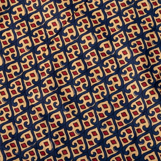 【3個セット】〔1m単位切り売り〕伝統息づく南インドから　昔ながらの更紗模様布〔約109cm〕ブルー×レッド系 5 - 生地の拡大写真です