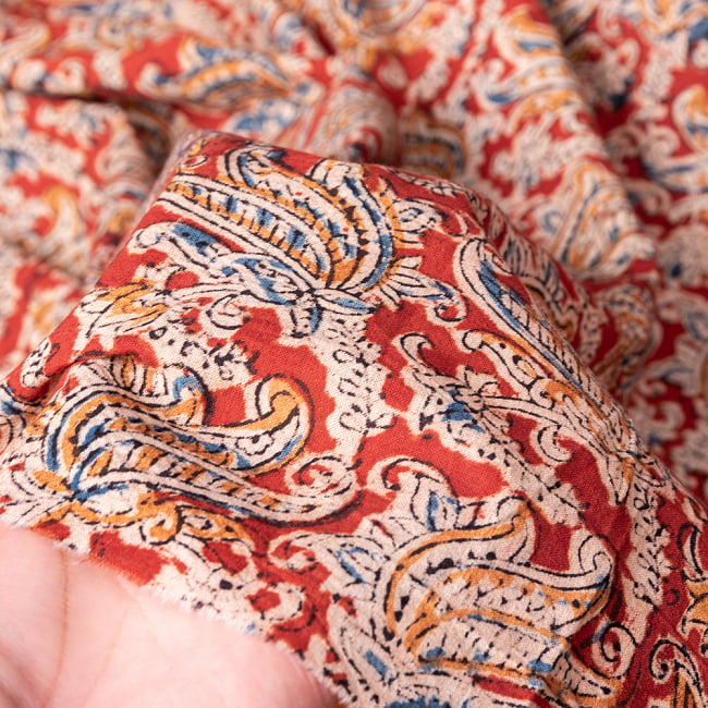 【3個セット】〔1m単位切り売り〕伝統息づく南インドから　昔ながらの木版染め更紗模様布 - 赤系〔横幅:約116cm〕 7 - 生地の拡大写真です