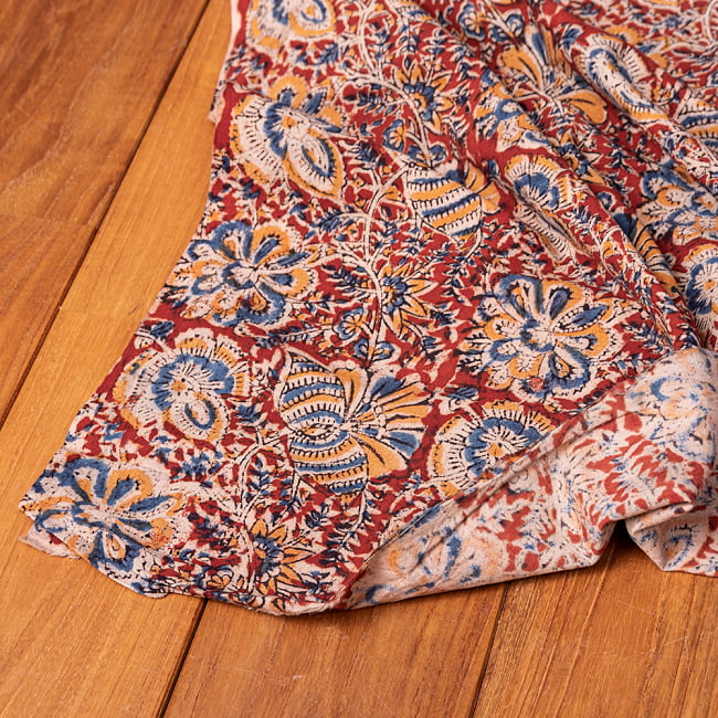 【3個セット】〔1m単位切り売り〕伝統息づく南インドから 昔ながらの木版染め更紗模様布 - 赤系〔横幅:約118cm〕 6 - 縁部分の写真です。雰囲気ある、このムラはハンドメイドにしか出せません。
