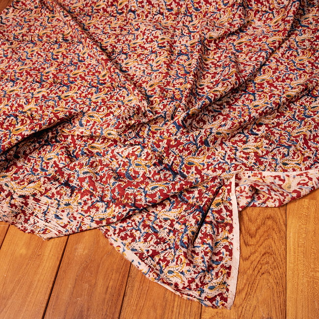 【3個セット】〔1m単位切り売り〕伝統息づく南インドから 昔ながらの木版染め更紗模様布〔約106cm〕 - レッド 6 - 生地の拡大写真です。とても良い風合いです。