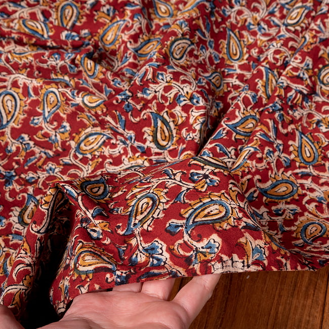 【3個セット】〔1m単位切り売り〕伝統息づく南インドから　昔ながらの木版染め更紗模様布〔約106cm〕 - レッド 7 - 生地を広げてみたところです。横幅もしっかりあります。注文個数に応じた長さにカットしてお送りいたします。
