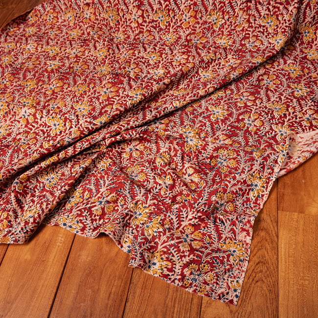 【3個セット】〔1m単位切り売り〕伝統息づく南インドから　昔ながらの木版染め更紗模様布〔約106cm〕 - レッド 6 - 生地の拡大写真です。とても良い風合いです。