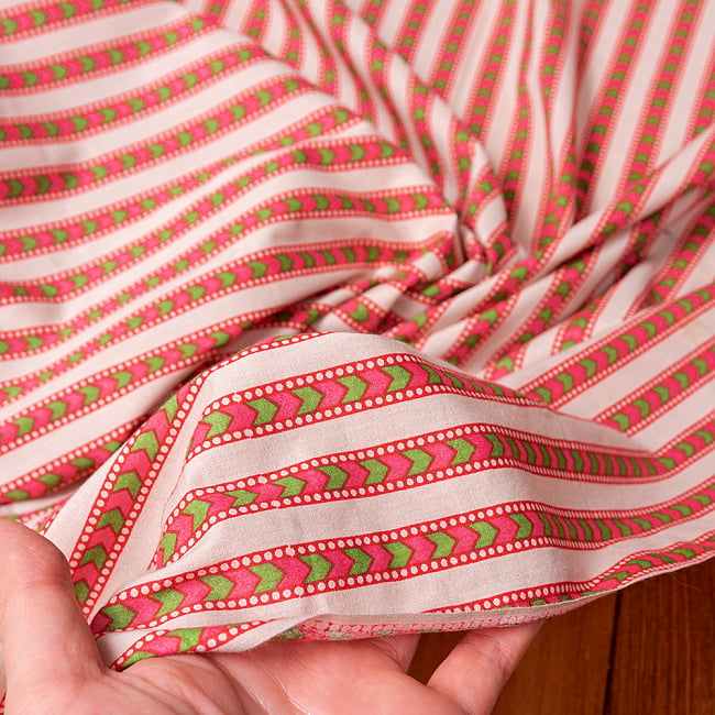 【3個セット】〔1m単位切り売り〕南インドのアローストライプ布〔幅約104.5cm〕 - ホワイト×ピンク系 7 - このような質感の生地になります