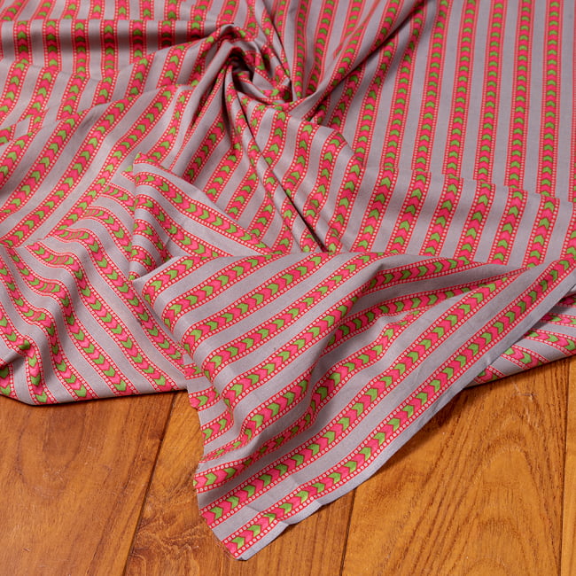 【3個セット】〔1m単位切り売り〕南インドのアローストライプ布〔幅約105cm〕 - グレー×ピンク系 6 - 生地の拡大写真です。とても良い風合いです。