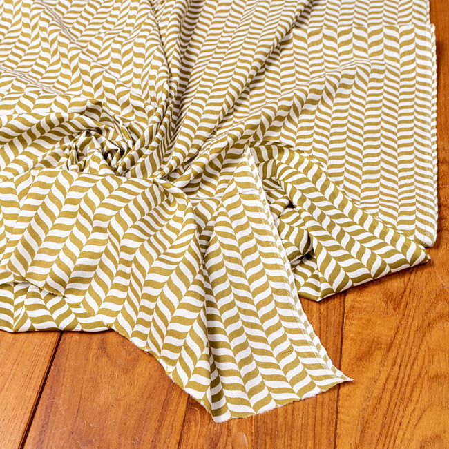 【3個セット】〔1m単位切り売り〕南インドのキャンディケインストライプ布　ヘリンボーン〔幅約108.5cm〕 - ウィローグリーン×白系 6 - 生地の拡大写真です。とても良い風合いです。