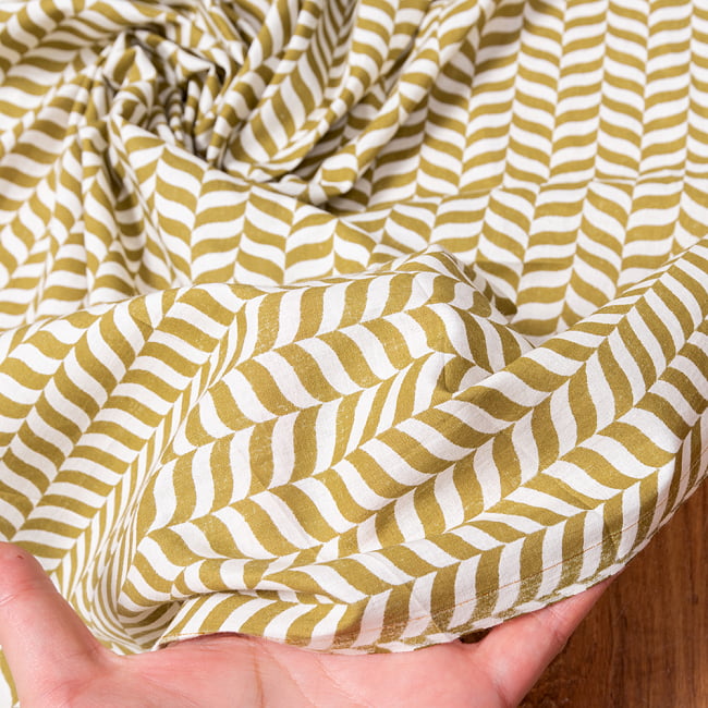 【3個セット】〔1m単位切り売り〕南インドのキャンディケインストライプ布　ヘリンボーン〔幅約108.5cm〕 - ウィローグリーン×白系 7 - このような質感の生地になります