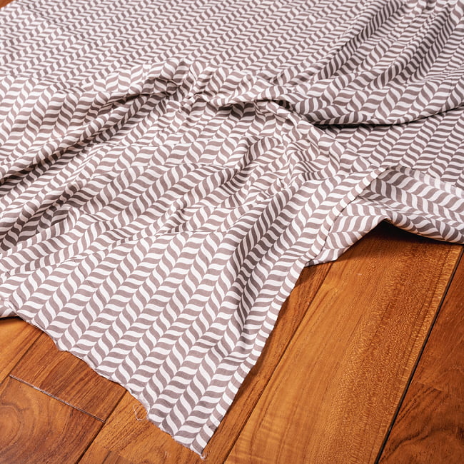 【3個セット】〔1m単位切り売り〕南インドのキャンディケインストライプ布 ヘリンボーン〔約106cm〕 - グレー×ホワイト 6 - 生地の拡大写真です。とても良い風合いです。