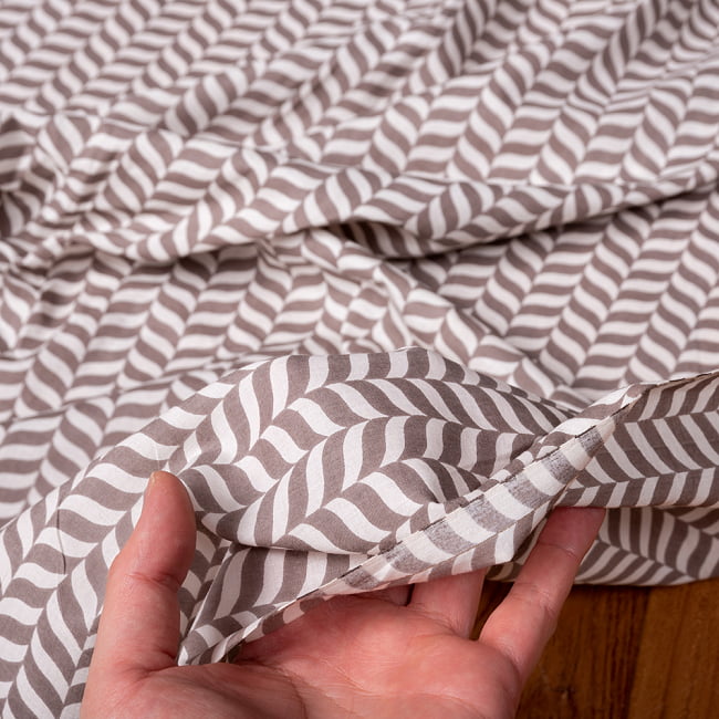 【3個セット】〔1m単位切り売り〕南インドのキャンディケインストライプ布 ヘリンボーン〔約106cm〕 - グレー×ホワイト 7 - 生地を広げてみたところです。横幅もしっかりあります。注文個数に応じた長さにカットしてお送りいたします。