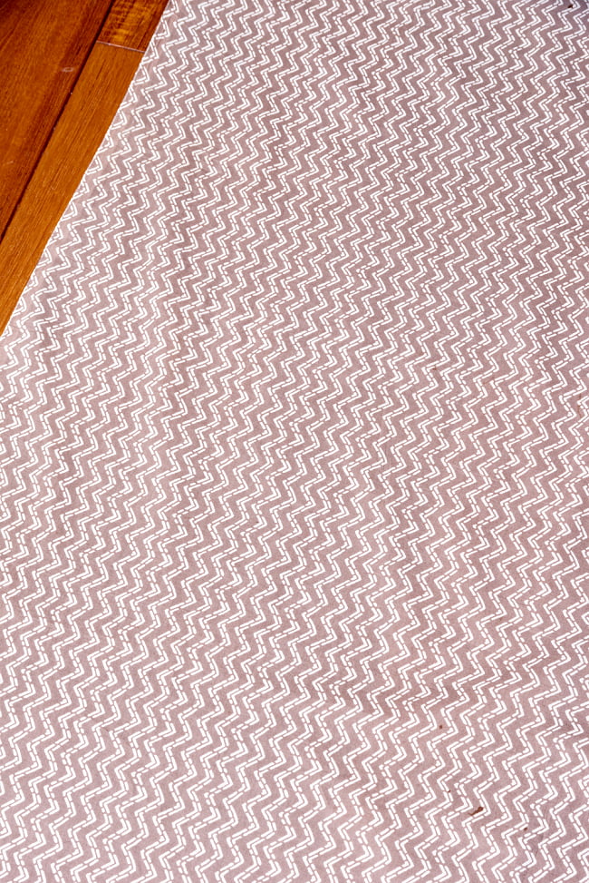 【3個セット】〔1m単位切り売り〕南インドのジグザグ模様　シェブロン・ストライプ布〔幅約106cm〕 - グレー×ホワイト系 4 - 1mの長さごとにご購入いただけます。