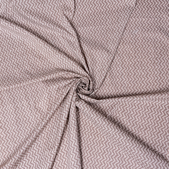 【3個セット】〔1m単位切り売り〕南インドのジグザグ模様　シェブロン・ストライプ布〔幅約106cm〕 - グレー×ホワイト系 5 - インドならではの布ですね。