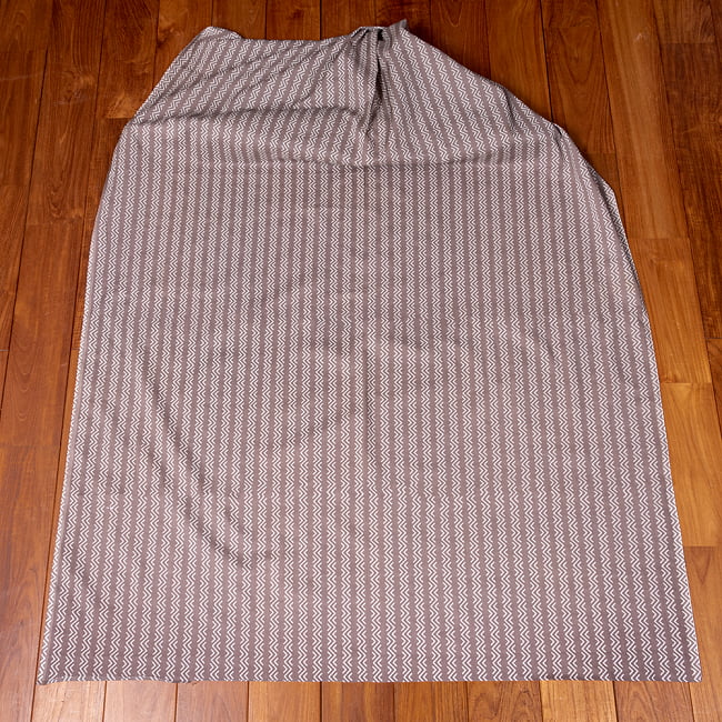 【3個セット】〔1m単位切り売り〕南インドのジグザグ模様 シェブロン・ストライプ布〔幅約110cm〕 - グレー系 3 - 生地全体を広げてみたところです。1個あたり1mとして、ご注文個数に応じた長さにカットしてお送りいたします。