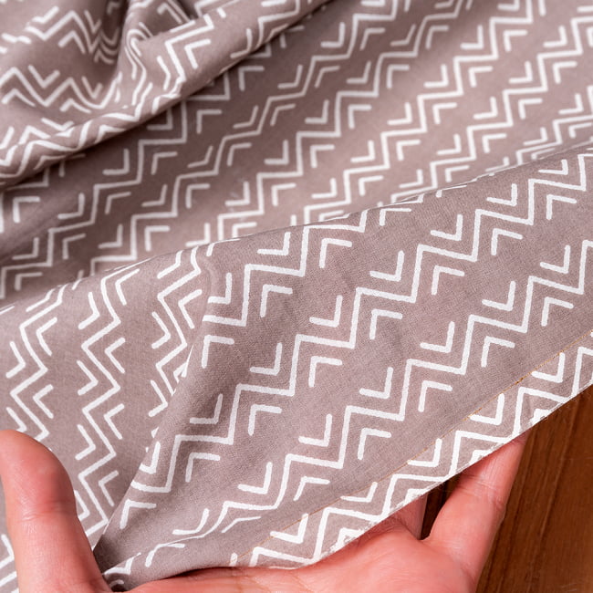 【3個セット】〔1m単位切り売り〕南インドのジグザグ模様 シェブロン・ストライプ布〔幅約110cm〕 - グレー系 7 - このような質感の生地になります