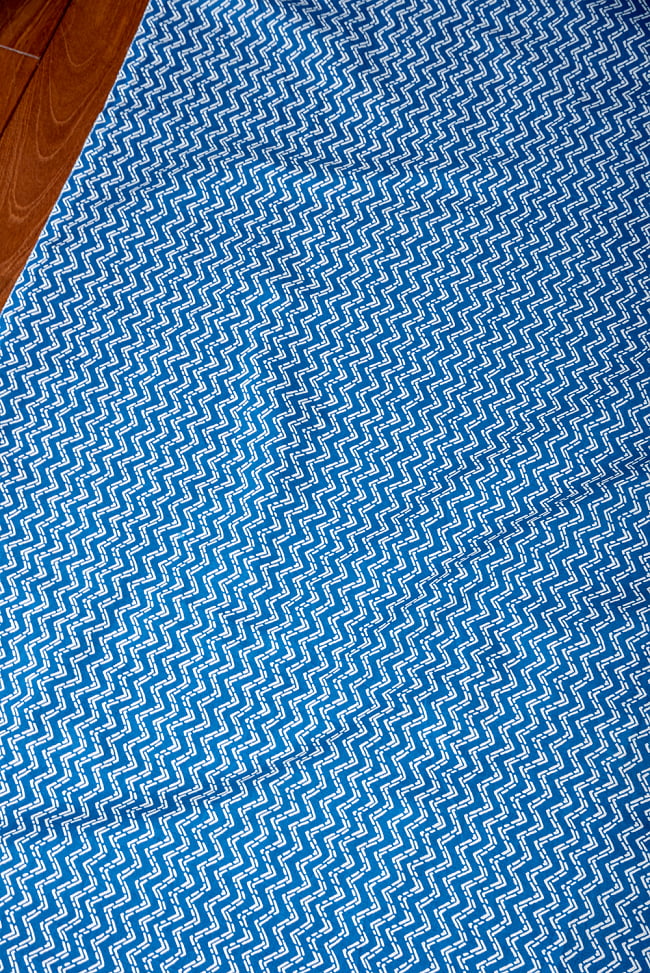 【3個セット】〔1m単位切り売り〕南インドのジグザグ模様　シェブロン・ストライプ布〔約106cm〕 - ブルー 4 - 1mの長さごとにご購入いただけます。