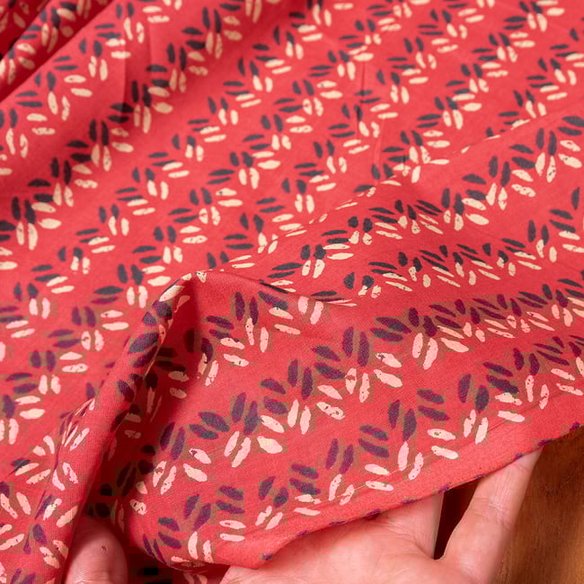 【3個セット】〔1m単位切り売り〕南インドのビーンズ・パターン布〔幅約109cm〕 - ピンク系 7 - このような質感の生地になります