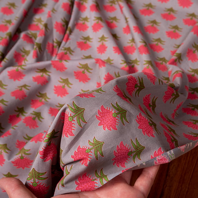 【3個セット】〔1m単位切り売り〕南インドの小花柄布〔約106cm〕 - グレー 7 - 生地を広げてみたところです。横幅もしっかりあります。注文個数に応じた長さにカットしてお送りいたします。