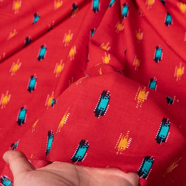 【3個セット】〔1m単位切り売り〕南インドの絣織り風パターン布〔約106cm〕 - 赤 7 - 生地を広げてみたところです。横幅もしっかりあります。注文個数に応じた長さにカットしてお送りいたします。