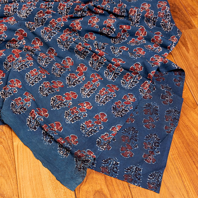 【3個セット】〔約3.8m 長尺布】伝統息づくインドから　昔ながらの木版インディゴ藍染布〔横幅：約111.5cm〕 6 - 拡大写真です。雰囲気ある、このムラはハンドメイドにしか出せません。