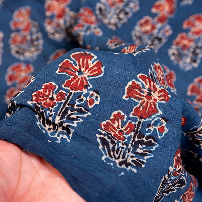 【3個セット】〔約3.8m 長尺布】伝統息づくインドから　昔ながらの木版インディゴ藍染布〔横幅：約111.5cm〕 7 - 生地の拡大写真です