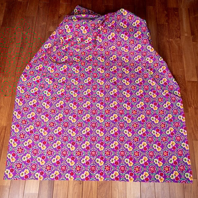 【5個セット】〔1m単位切り売り〕アジアのレトロ花柄ファブリック　生地　東北大花布　ヴィンテージ風　昭和レトロ〔約159cm〕 - パープル 3 - 生地を広げてみたところです。横幅もしっかりあります。注文個数に応じた長さにカットしてお送りいたします。