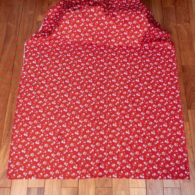 【5個セット】〔1m切単位り売り〕アジアのレトロ小花柄ファブリック　ヴィンテージ風　昭和レトロ〔約162.5cm〕 - レッド 3 - 生地を広げてみたところです。横幅もしっかりあります。注文個数に応じた長さにカットしてお送りいたします。