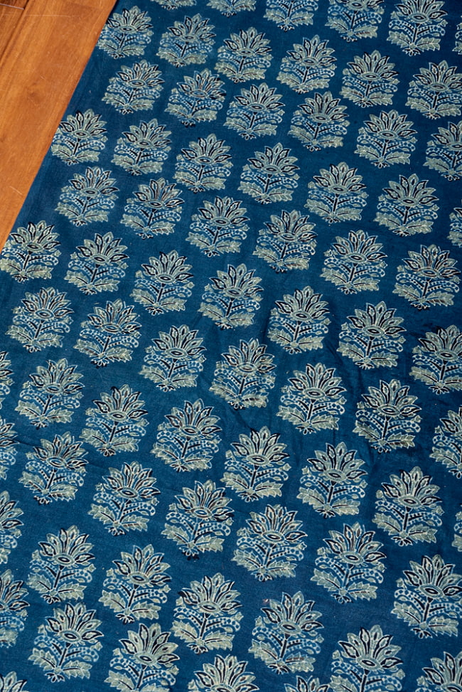 【5個セット】〔1m単位切り売り〕アジュラックプール村からやってきた　昔ながらのインディゴ木版染め更紗模様布〔幅約110cm〕 - ネイビー系 4 - 1mの長さごとにご購入いただけます。