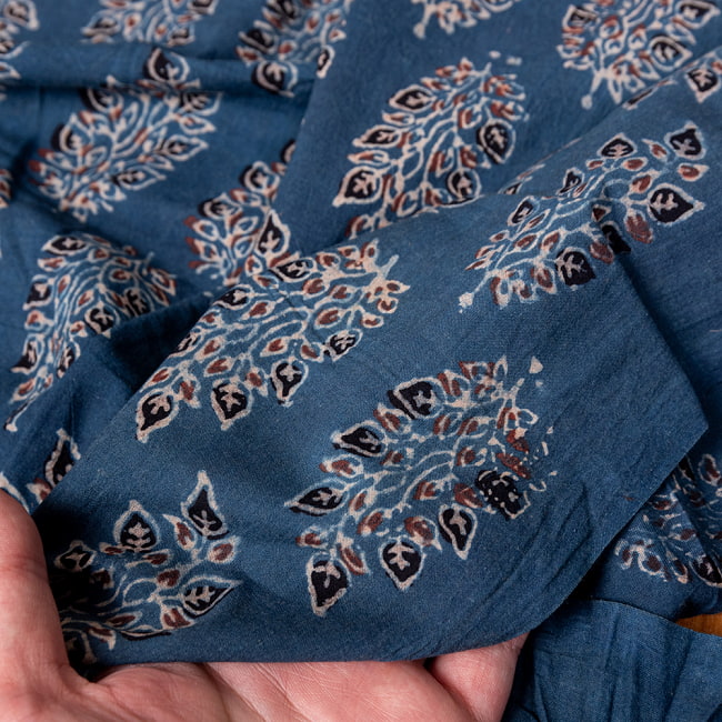 【5個セット】〔1m単位切り売り〕アジュラックプール村からやってきた 昔ながらのインディゴ木版染め更紗模様布〔約109cm〕 - ネイビー系 7 - 生地を広げてみたところです。横幅もしっかりあります。注文個数に応じた長さにカットしてお送りいたします。