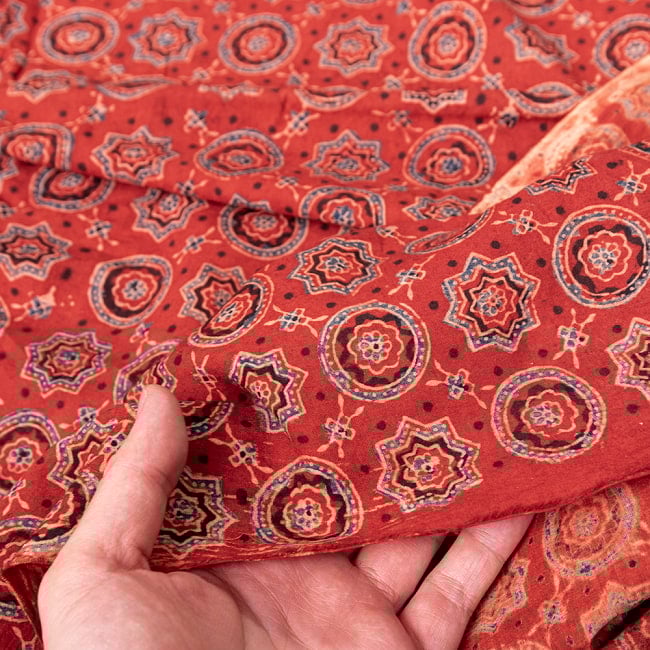 【5個セット】〔1m切単位り売り〕アジュラックプール村からやってきた　昔ながらの木版染めアジュラックデザイン布〔約107cm〕 - レッド系 7 - 生地を広げてみたところです。横幅もしっかりあります。注文個数に応じた長さにカットしてお送りいたします。