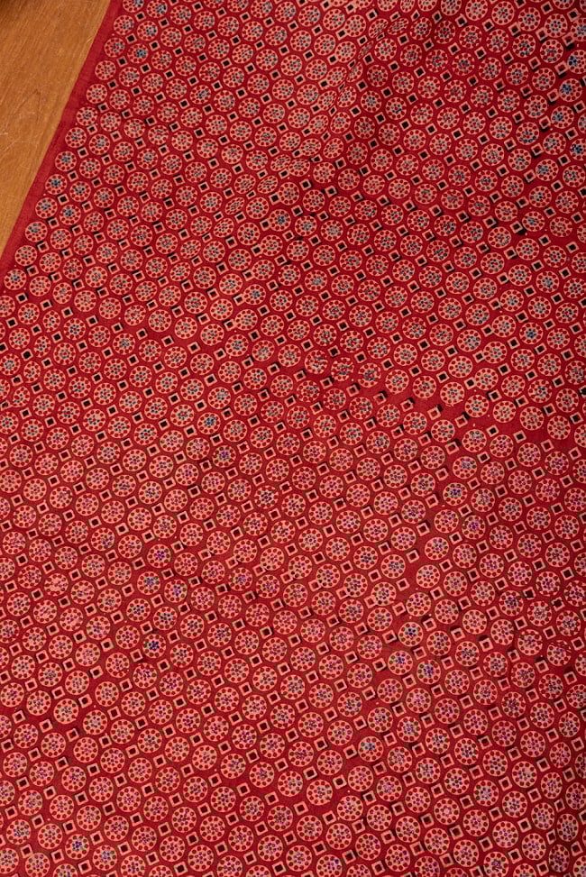 【5個セット】〔1m切単位り売り〕アジュラックプール村からやってきた　昔ながらの木版染めアジュラックデザイン布〔約113cm〕 - レッド系 4 - 1mの長さごとにご購入いただけます。