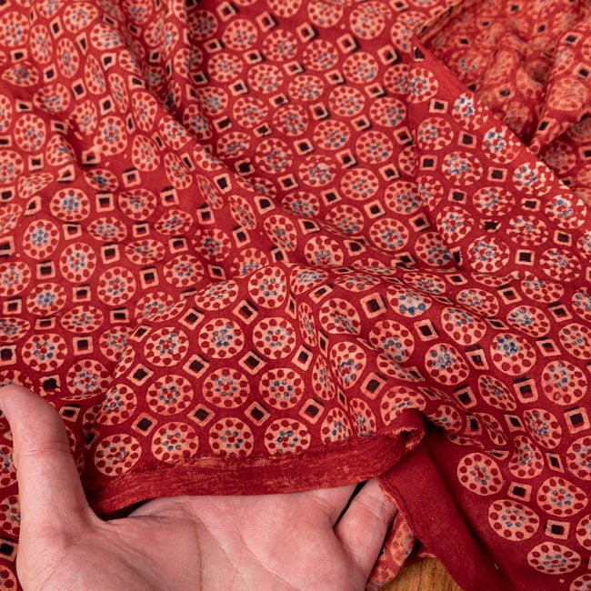 【5個セット】〔1m切単位り売り〕アジュラックプール村からやってきた　昔ながらの木版染めアジュラックデザイン布〔約113cm〕 - レッド系 7 - 生地を広げてみたところです。横幅もしっかりあります。注文個数に応じた長さにカットしてお送りいたします。