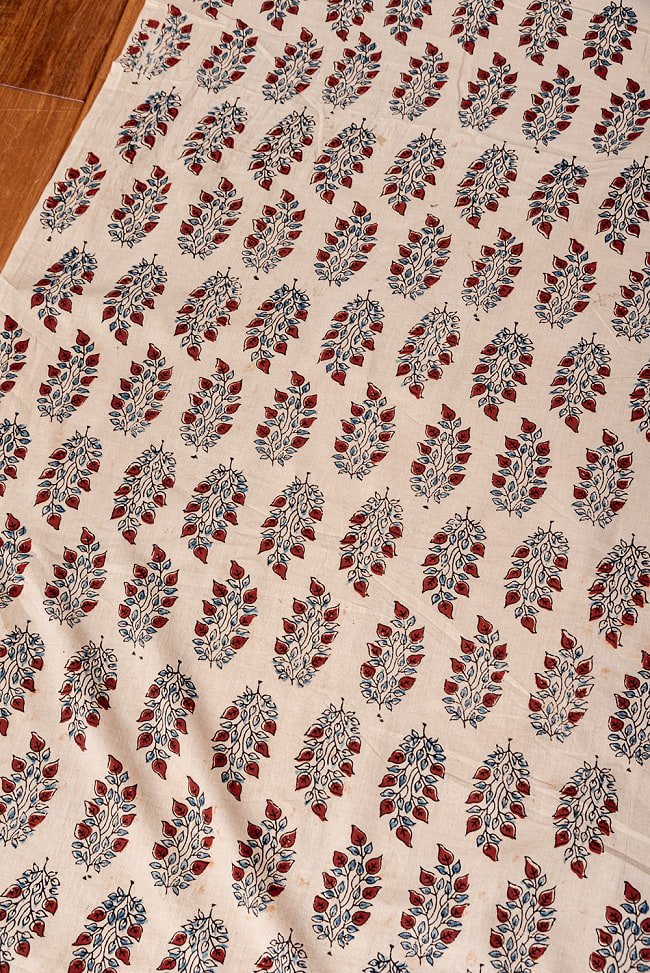 【5個セット】〔1m切単位り売り〕アジュラックプール村からやってきた　昔ながらの木版染め更紗模様布〔幅約111cm〕 - ベージュナチュラル系 4 - 1mの長さごとにご購入いただけます。