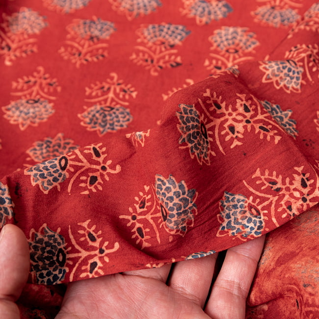 【5個セット】〔1m単位切り売り〕アジュラックプール村からやってきた 昔ながらの木版染め更紗模様布〔約111cm〕 - レッド系 7 - 生地を広げてみたところです。横幅もしっかりあります。注文個数に応じた長さにカットしてお送りいたします。