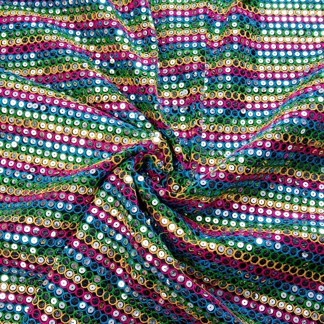 【5個セット】〔1m切単位り売り〕インドのスパンコールクロス布〔107cm〕 - ブラック×マルチカラー 5 - 布をくるりと渦のようにしてみたところです。