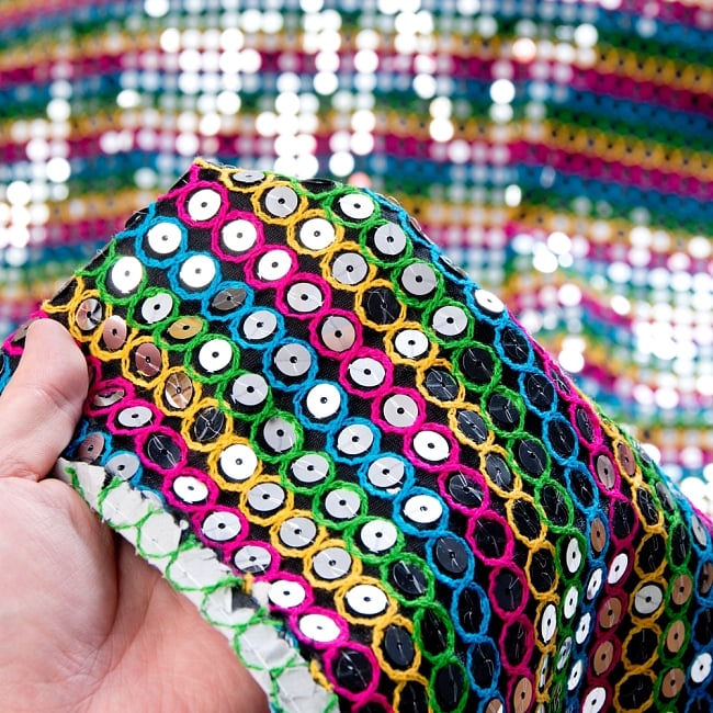 【5個セット】〔1m切単位り売り〕インドのスパンコールクロス布〔107cm〕 - ブラック×マルチカラー 7 - このような感じの生地になります。手芸からデコレーション用の布などなど、色々な用途にご使用いただけます！