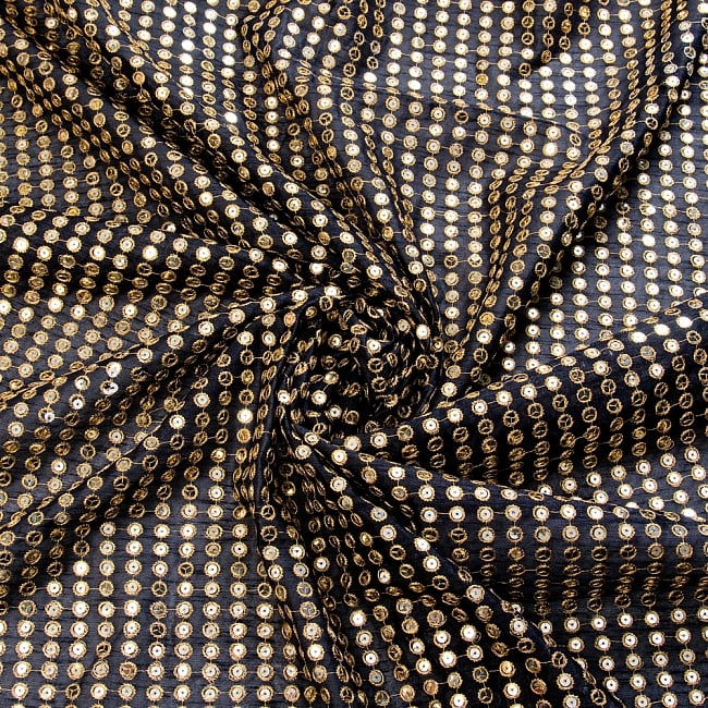 【5個セット】〔1m単位切り売り〕インドのスパンコールクロス布〔111cm〕 - ブラック 5 - 布をくるりと渦のようにしてみたところです。