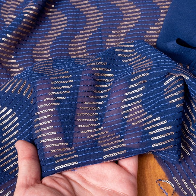 【5個セット】〔1m切単位り売り〕インドのスパンコール刺繍付き　シフォン生地布〔約106cm〕ネイビー系 7 - 生地の拡大写真です