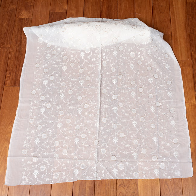 【5個セット】〔1m切単位り売り〕インドのスパンコール刺繍付き シフォン生地布〔約106cm〕ホワイト系 3 - 全体を広げてみたところです。1mの長さごとにご購入いただけます。