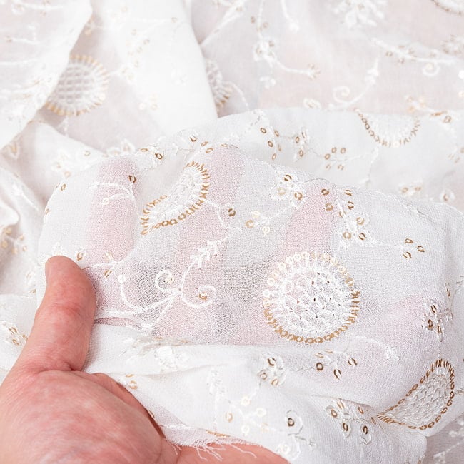 【5個セット】〔1m切単位り売り〕インドのスパンコール刺繍付き シフォン生地布〔約106cm〕ホワイト系 7 - 生地の拡大写真です