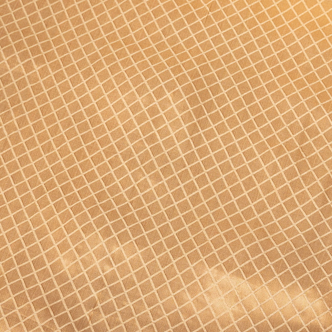 【5個セット】〔1m切単位り売り〕インドの伝統模様布　光沢感のあるゴールド系生地〔幅約106cm〕 5 - 生地の拡大写真です