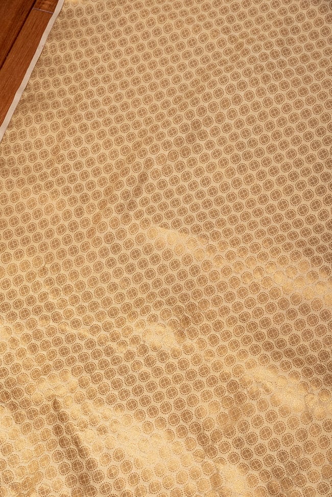 【5個セット】〔1m切単位り売り〕インドの伝統模様布　光沢感のあるゴールド系生地〔幅約110cm〕 4 - インドならではの布ですね