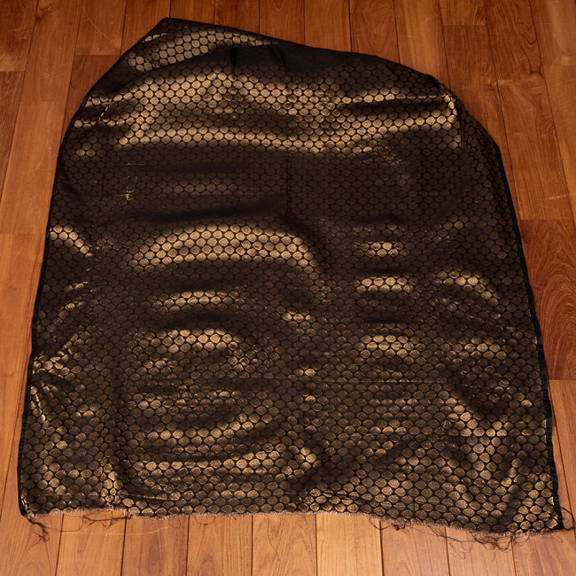 【5個セット】〔1m切単位り売り〕インドの伝統模様布　光沢感のあるブロケード生地　金糸〔約107cm〕ブラック系 3 - 全体を広げてみたところです。1mの長さごとにご購入いただけます。