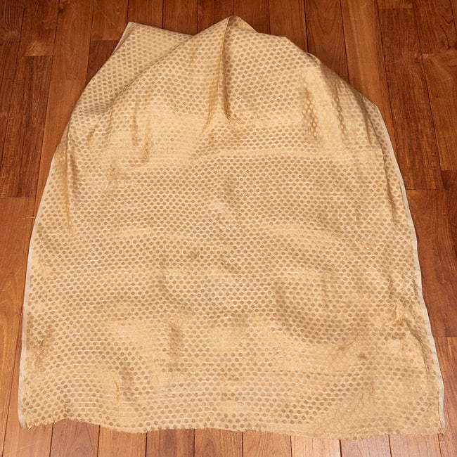 【5個セット】〔1m切単位り売り〕インドの伝統模様布　光沢感のあるブロケード生地　金糸〔約109cm〕ゴールド系 3 - 全体を広げてみたところです。1mの長さごとにご購入いただけます。