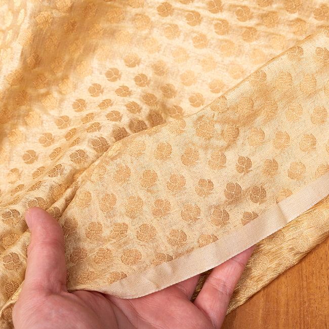【5個セット】〔1m切単位り売り〕インドの伝統模様布　光沢感のあるブロケード生地　金糸〔約109cm〕ゴールド系 7 - 生地の拡大写真です