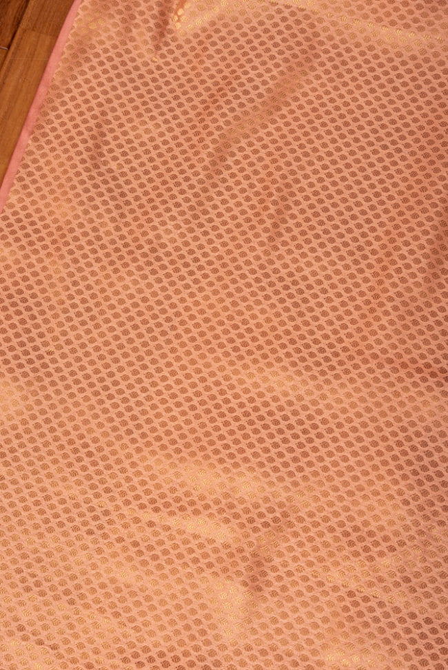 【5個セット】〔1m切単位り売り〕インドの伝統模様布　光沢感のあるブロケード生地　金糸〔約11.5cm〕薄ピンク系 4 - インドならではの布ですね