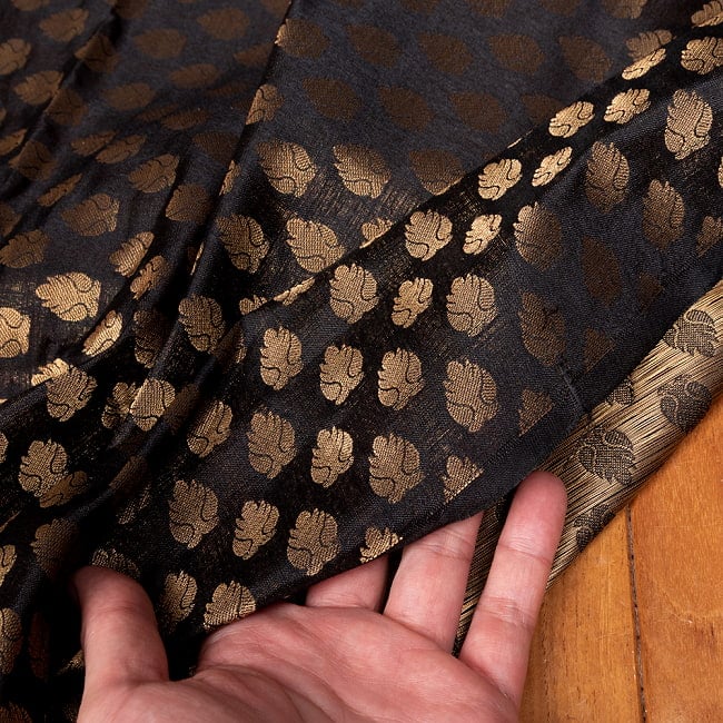 【5個セット】〔1m切単位り売り〕インドの伝統模様布　光沢感のあるブロケード生地　金糸〔約111cm〕ブラック系 7 - 生地の拡大写真です