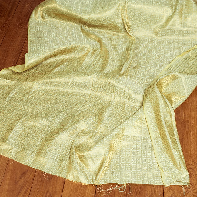 【5個セット】〔1m切単位り売り〕インドの伝統模様布　光沢感のあるブロケード生地　金糸〔約111cm〕薄黄緑系 2 - とても雰囲気のある、インドからやって来た切り売りの生地です。