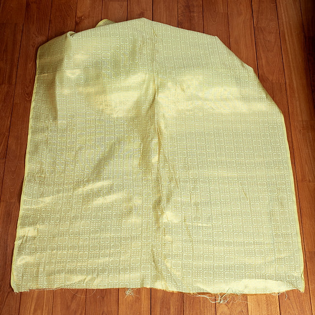 【5個セット】〔1m切単位り売り〕インドの伝統模様布　光沢感のあるブロケード生地　金糸〔約111cm〕薄黄緑系 3 - 全体を広げてみたところです。1mの長さごとにご購入いただけます。