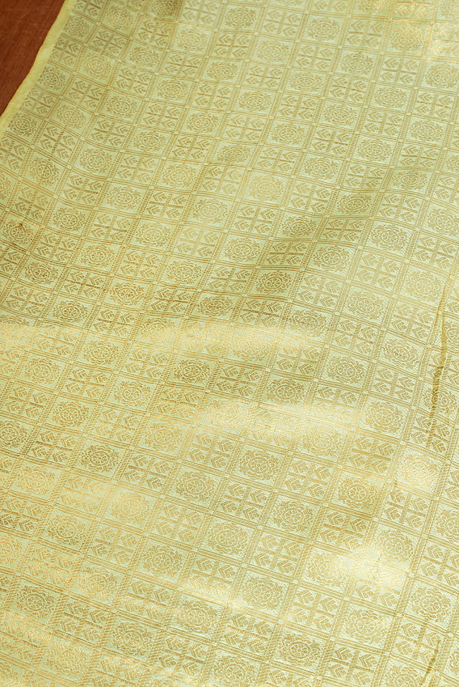 【5個セット】〔1m切単位り売り〕インドの伝統模様布　光沢感のあるブロケード生地　金糸〔約111cm〕薄黄緑系 4 - インドならではの布ですね